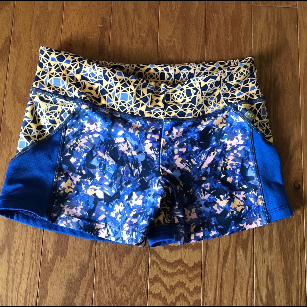 Maaji yoga shorts, size medium!